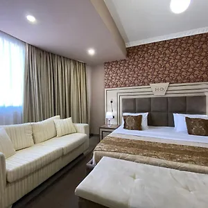 Deluxe Hotell Tirana
